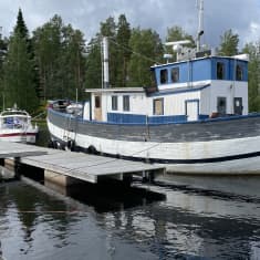 Vanha troolari m/s Söde ankkuroituna Rääkkylän Paksuniemen satamaan.