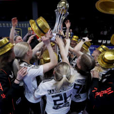 TPS pelaajat juhlivat Suomen mestaruutta salibandyn F-Liigan naisten 4/7 loppuottelussa Classic–TPS Lempäälässä 8. huhtikuuta 2023. TPS voittivat Classicin 6–5 jatkoerässä.