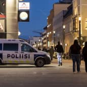 Poliisi valvoo Oulun keskustassa
