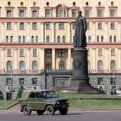 Dzeržinskin patsas seisoo jalustalla aukion keskellä. Takana näkyy Neuvostoliiton turvallisuuspalvelun päämaja.