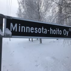 Minnesota-Hoito Oy:n kyltti Lapualla.
