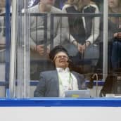 Petri Kääriäinen nauraa Leijonien kuuluttajana.