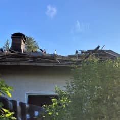 Omakotitalon katto, jota on keskeltä purettu. 