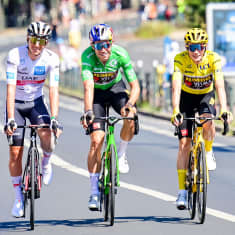 Slovenian Tadej Pogacar, Belgian Wout Van Aert ja Tanskan Jonas Vingegaard viimeisellä etapilla hymyssä suin. 