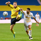 Ruotsin Dejan Kulusevski kamppaili pallosta Armenian Andre Calisirin kanssa.