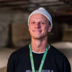 Onni Saltevo hymyilee katsoessaan kameraan skeittihallissa.