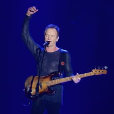 Sting på scenen med sin elbas