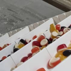 Jogurttitäytteellisiä Tutti Frutti Yoghurt Splash -hedelmämakeisia valmistuu Fazerin Lappeenrannan tuotantolinjalla.