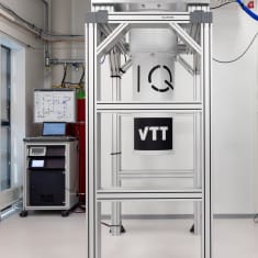 Suomen ensimmäinen kvanttitietokone VTT:n ja Aalto-yliopiston yhteisessä kansallisessa tutkimusinfrastruktuurissa Micronovassa, Espoossa.