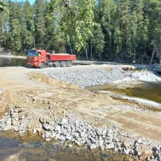 Kuorma-auto Hiitolanjoen Lahnasenkosken kunnostustyömaalla.