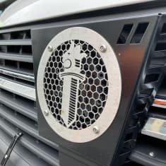 Poliisin logo poliisiauton nokassa.