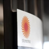Stora Enson logo Helsingin konttorin portissa.
