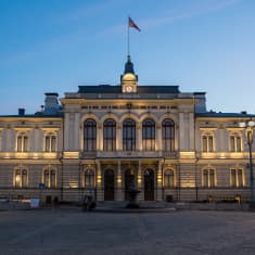Tampereen raatihuone kello 23 jälkeen Tampereella.