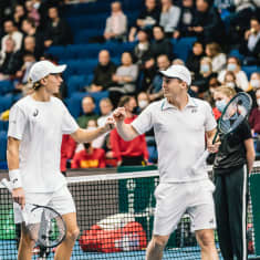 Emil Ruusuvuori ja Harri Heliövaara pelaamassa nelinpeliä Davis Cup -ottelussa Belgiaa vastaan. 