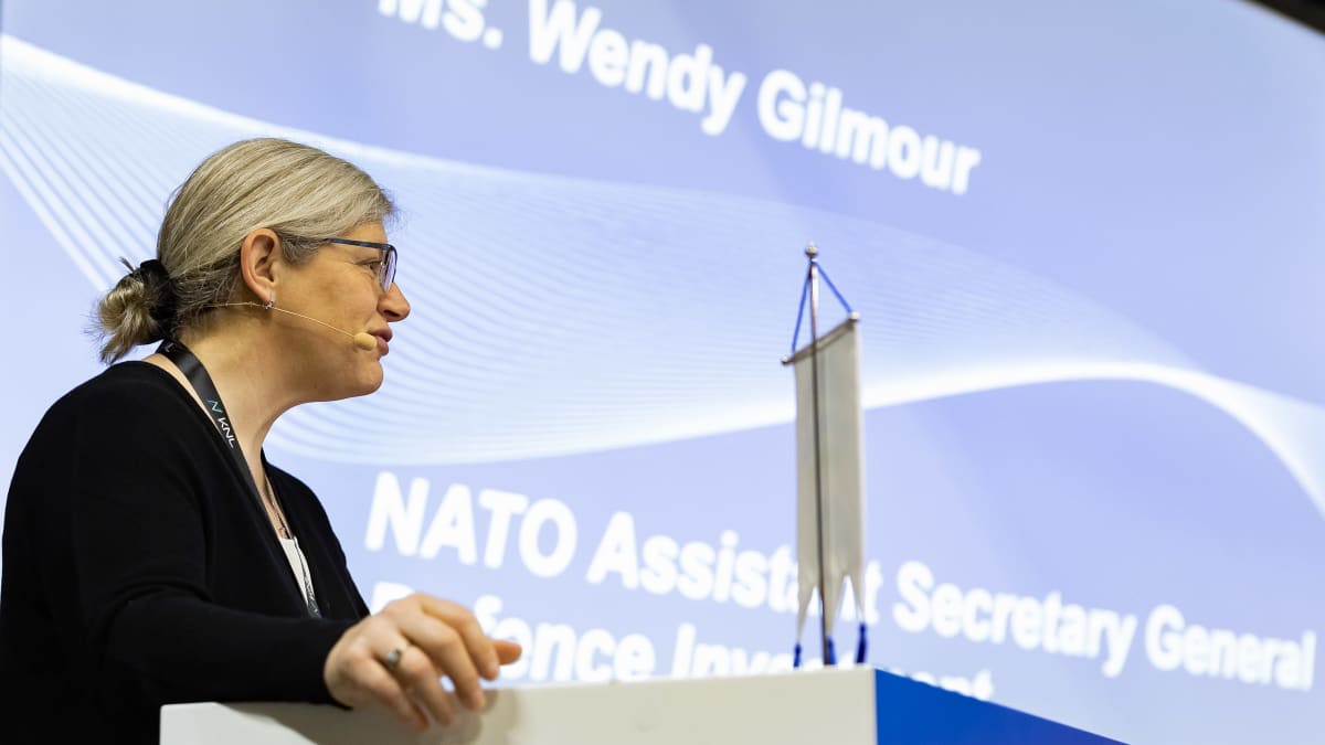 NATO:n apulaispääsihteeri Wendy Gilmour puhuu SECD-Day -messuilla Helsingissä 8.2.2023.