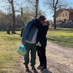 Toimittaja Julia Falck ja hänen miesystävänsä Ville suutelevat puistossa.