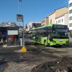 Paikallisbusseja lähdössä pysäkiltä Jyväskylän Asemakadulla. 