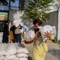 Afganistanin Punainen puolikuu -järjestö jakaa ruoka-apua sisäisille pakolaisille Kabulissa 20.9.2021.  