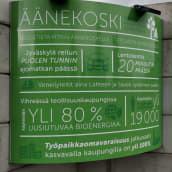 Äänekoskifaktoja kyltissä Äänekosken keskustassa.