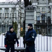 Sotaa vastustava mielenosoitus järjestettiin 24. helmikuuta Venäjän suurlähetystön edessä Tehtaankadulla.