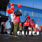 Tehyn ja Superin hoitajia Keski-Suomen keskussairaalan luona osoittamassa mieltä hoitajalakon ensimmäisen päivänä.