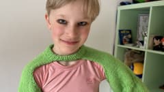 Elle-Máárjá Siltala kudotussa neonvihreässä Käärijä-bolerossa.