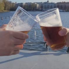 Kaksi oluttuoppia kolahtaa yhteen.