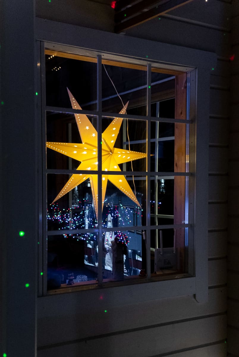 Arojen ikkunaa koristaa suuri joulutähti.
