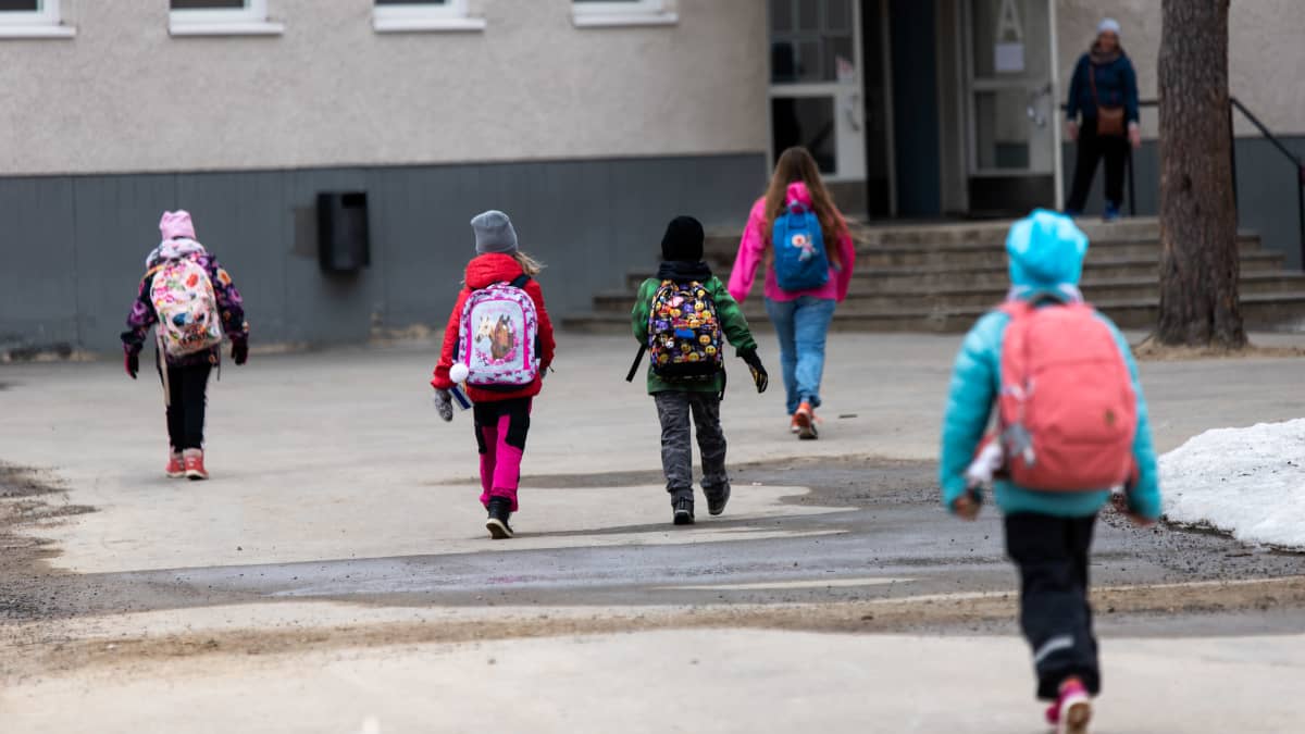 Ivalon koululaiset palaavat kouluun.