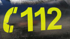 Yleinen hätänumero 112 teipattuna pelastuslaitoksne mustan kumiveneen kylkeen. 