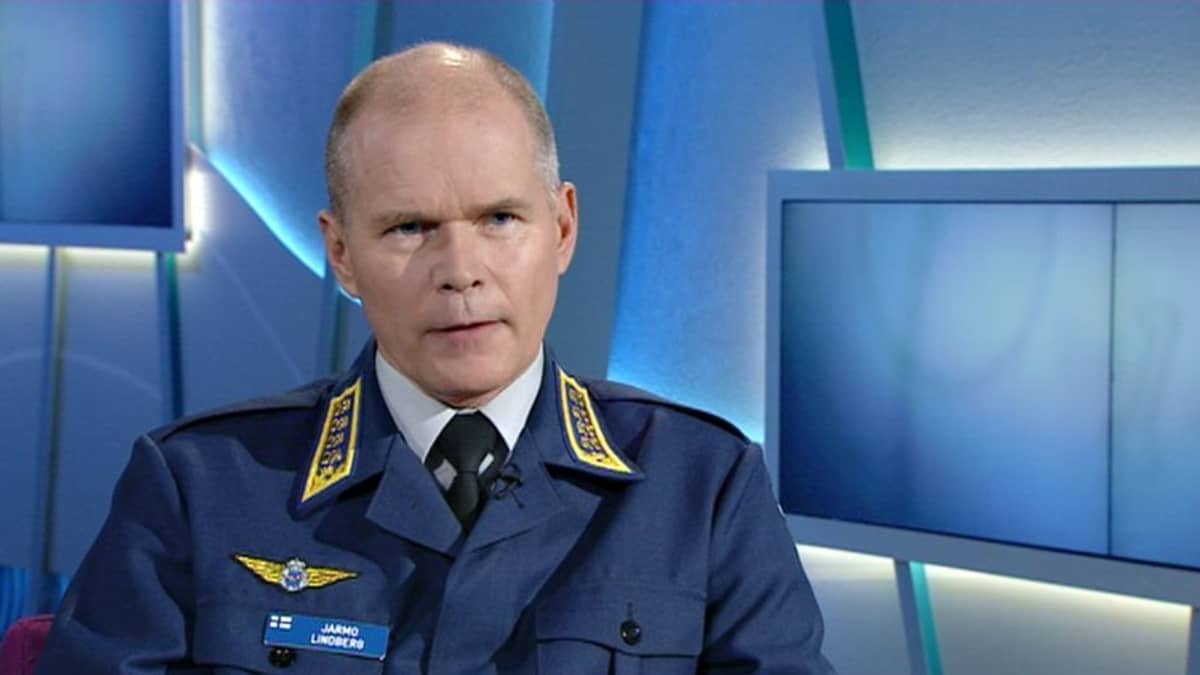 Försvarsmaktens kommendör Jarmo Lindberg i TV1 den 11 april 2015.