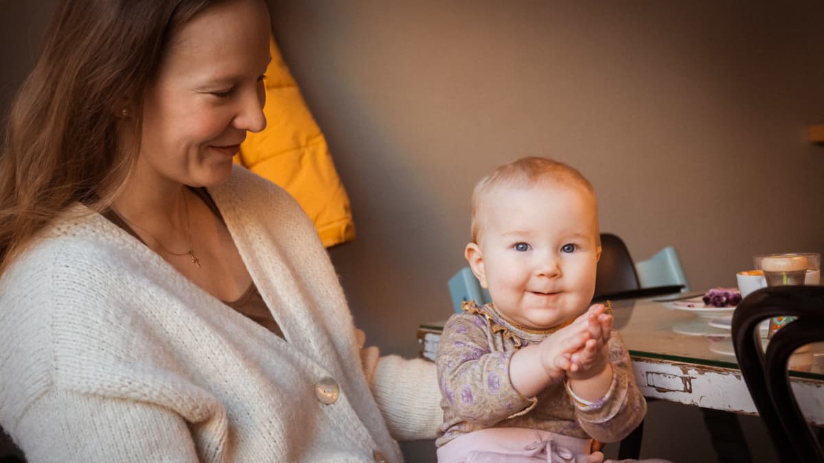 Eveliina Rüter vauvansa kanssa.