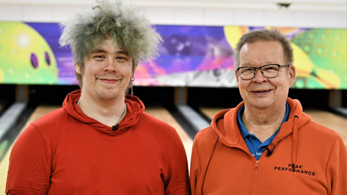 Bowlaren Santtu Tahvanainen och hans morfar Kyösti Tahvanainen.
