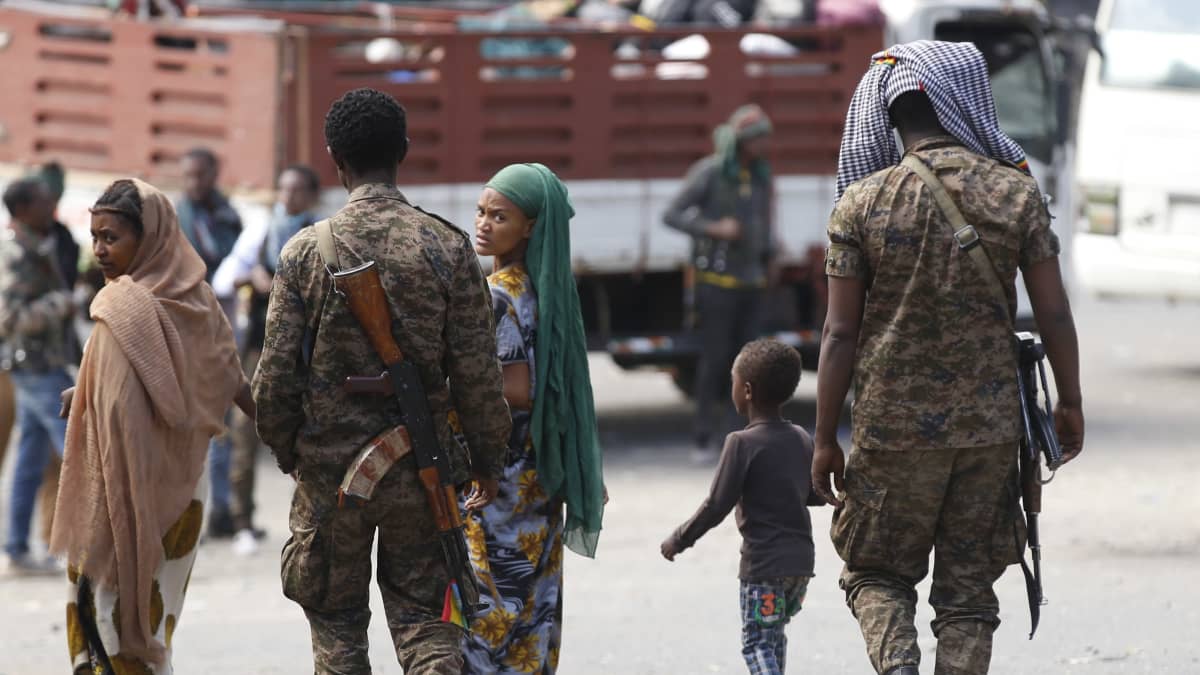 Etiopian turvallisuusjoukot partioimassa kadulal sen jälkeen, kun armeija otti Haikin kaupungin haltuunsa kapinallisilta. Kuva joulukuulta 2021.