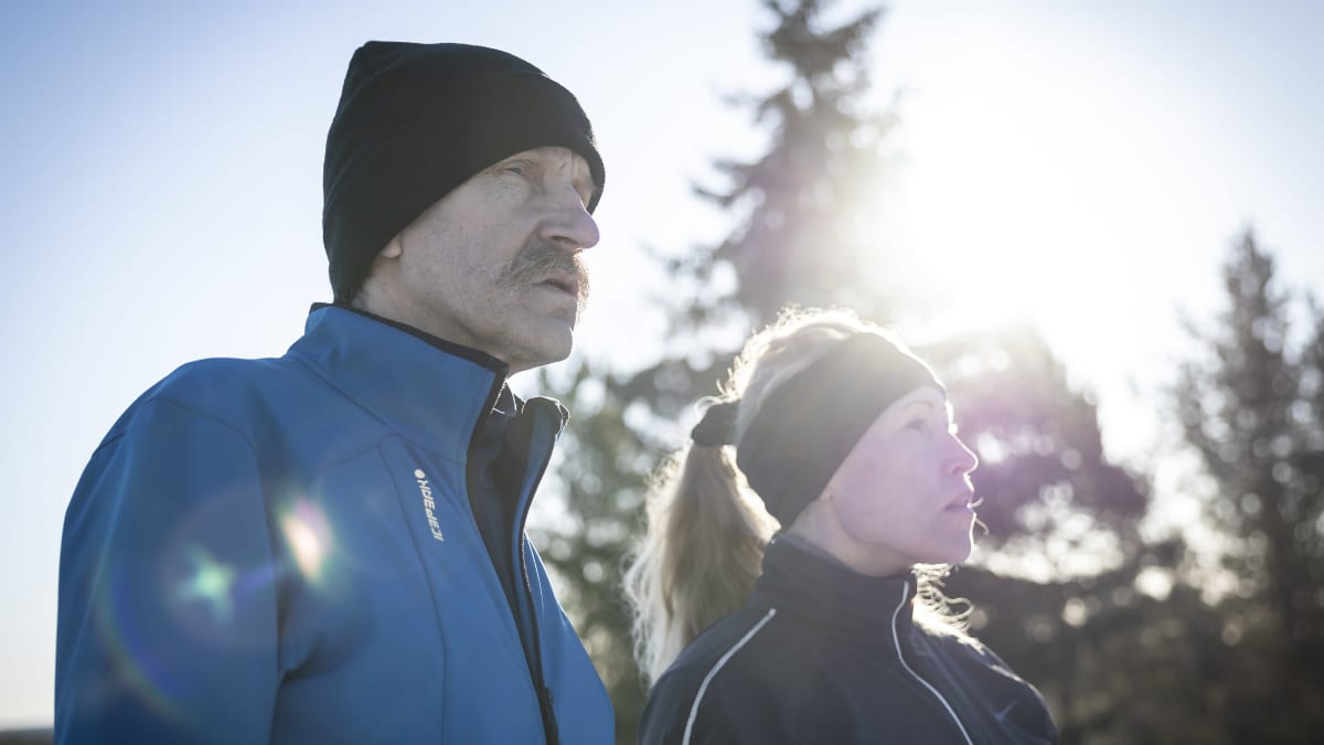 Jukka Hynynen ja Minna Hänninen-Koskela katsovat samaan suuntaan. Aurinko paistaa taustalta voimakkaasti. 