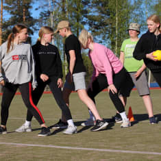 Leirikoulua viettävät Kimpisen koulun kuudesluokkalaiset pelaavat tunnelipalloa Tanhuvaaran urheiluopistolla.