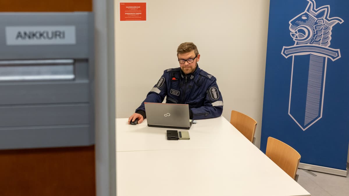 Sisä-Suomen poliisin rikosylikonstaapeli, ankkuripoliisi, Mikko Pitkänen huoneessaan.
