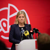 Ruotsin pääministeri Magdalena Andersson pitää tiedotustilaisuutta.