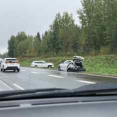 Liikenneonnettomuus ja kaksi autoa pientareella.