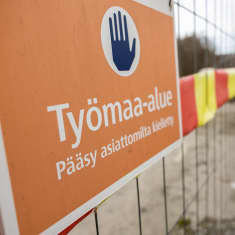 Kyltti, jossa teksti: Työmaa-alue. Pääsy asiattomilta kielletty.