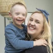 Viljami ja Mira Koivulahti sylikkäin. Molemmat hymyilee.