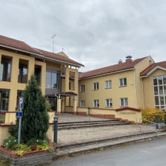 Ähtärin kaupungintalo edestä syksyllä. 