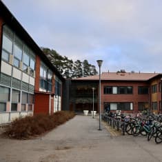 Punatiilinen, moderni koulurakennus.