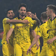 Dortmundin Mats Hummels saa onnitteluja puskettuaan 1-0-maalin PSG:n verkkoon Pariisissa UCL-välierien toisessa osassa 7.5. 2024.