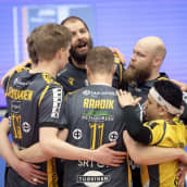 Savo Volleyn Miki Jauhiainen (vas.), Olli-Pekka Ojansivu, Andrus Raadik, Antti Siltala ja Sho (Shohei Nose) juhlivat kuudennessa finaalissa Sastamalassa.  