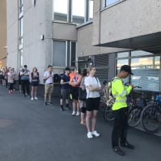 Pitkä passijono Tampereen pääpoliisiaseman edustalla.