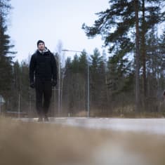 Sijoitusasunnot.com Group Oyj:n perustaja ja toimitusjohtaja Henri Neuvonen kävelemässä Jyväskylästä Jämsään.