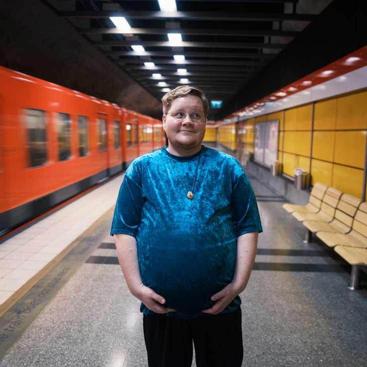 Raskaana oleva Nooa Sammalkäpy poseeraa metroasemalla.