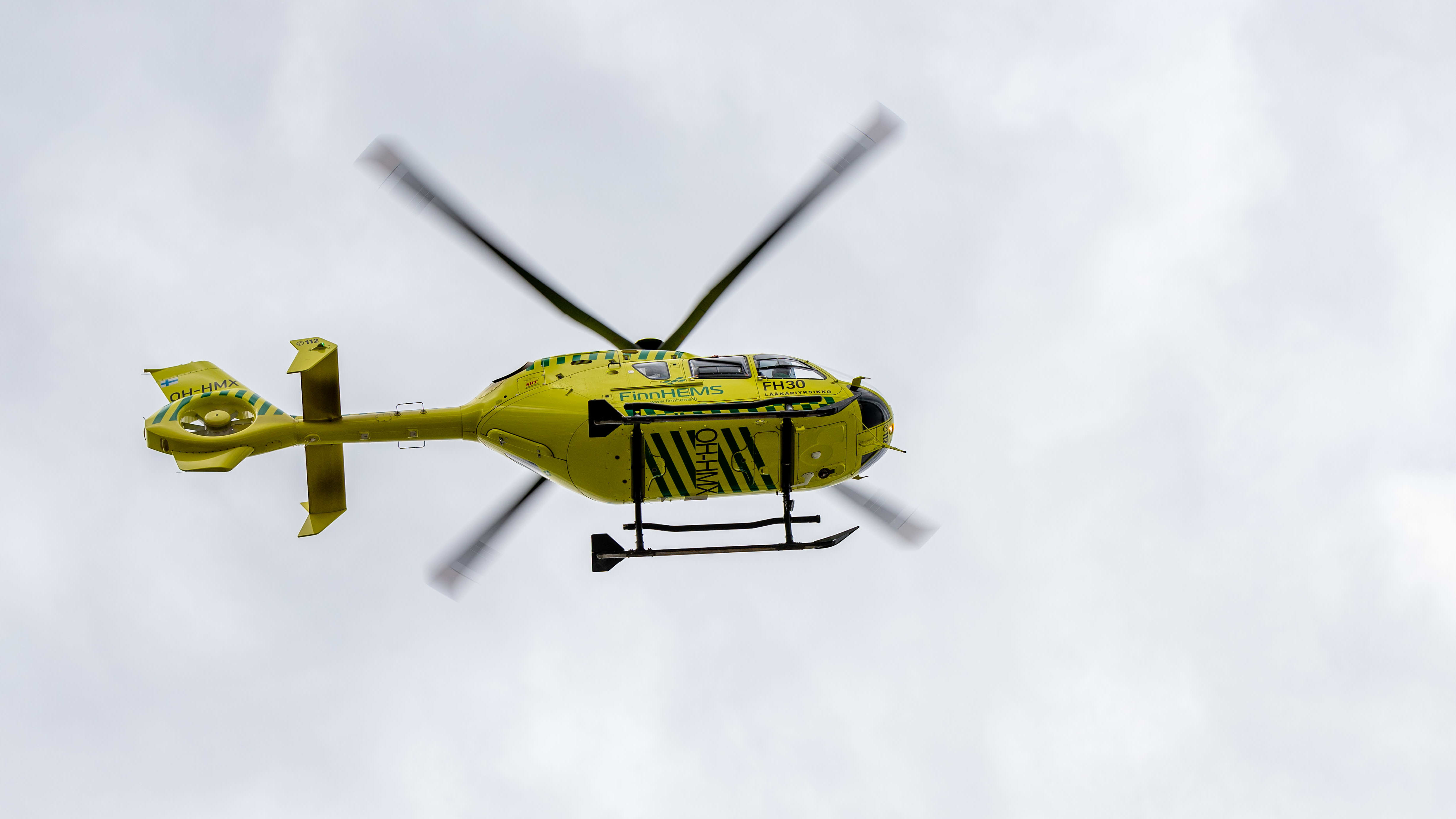 FinnHEMS pelastushelikopteri ilmassa