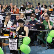Vihreiden puoluekokous Joensuussa. Puolueväkeä kuuntelemassa puheita. 21.5.2022